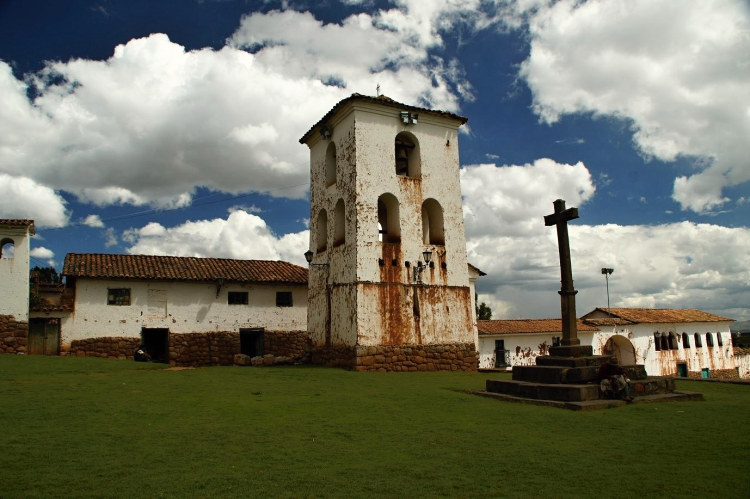 kostel v Chincheru s pozůstatky incké pevnosti