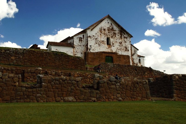 kostel postavený na základech incké pevnosti