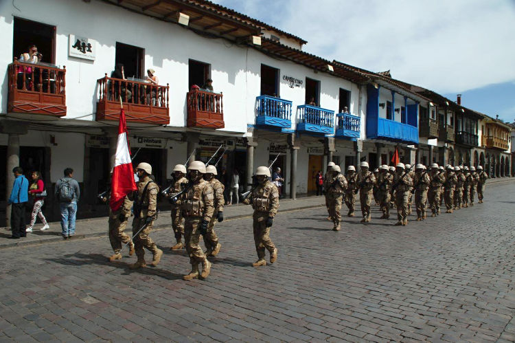 Cusco - vojenská přehlídka na náměstí Plaza de Armas