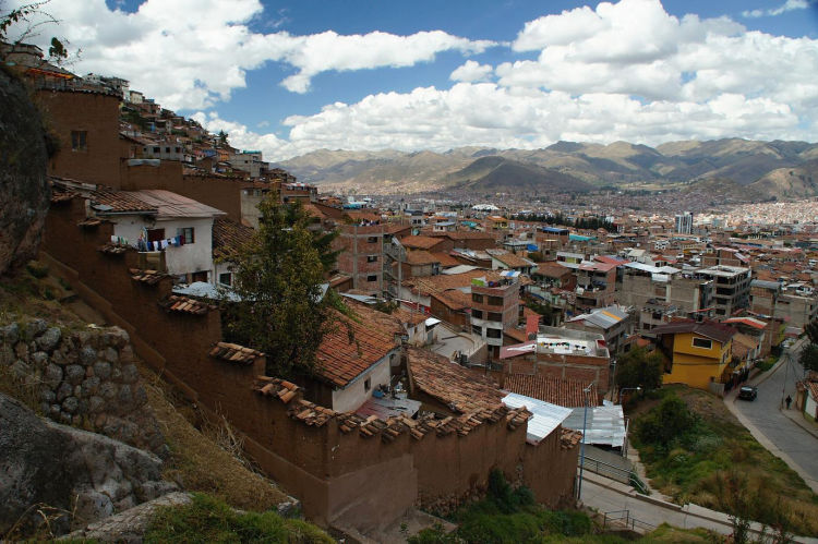 Cuzco - uličkami čtvrti San Blas je možné se dostat vysoko nad město