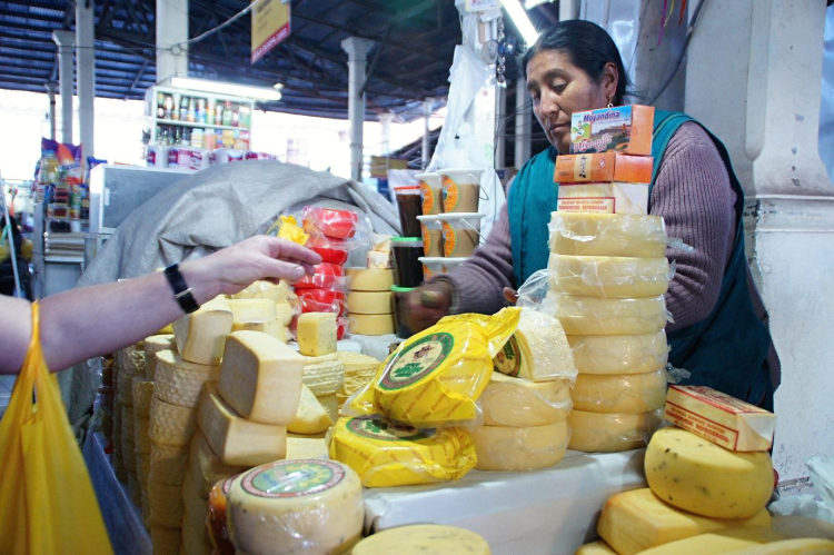 Cuzco - prodavačka sýrů na trhu San Pedro
