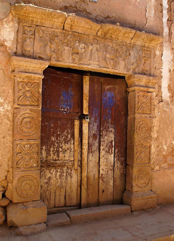 Maras je známý svými starými kamennými portály