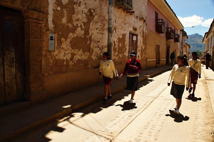 děti školou povinné v ulicích Marasu
