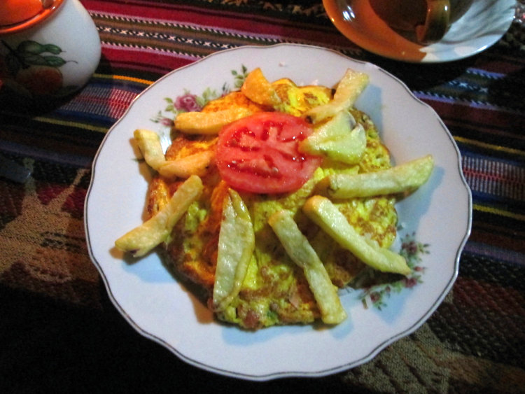 někde se musíte spokojit s málem - suchá rýže přiklopená vaječnou omeletou s hranolkama